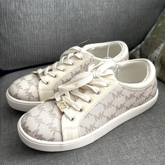 They gave me new Michael Kors shoes but they are not my size, they are a size 5. - Picture 1 of 3